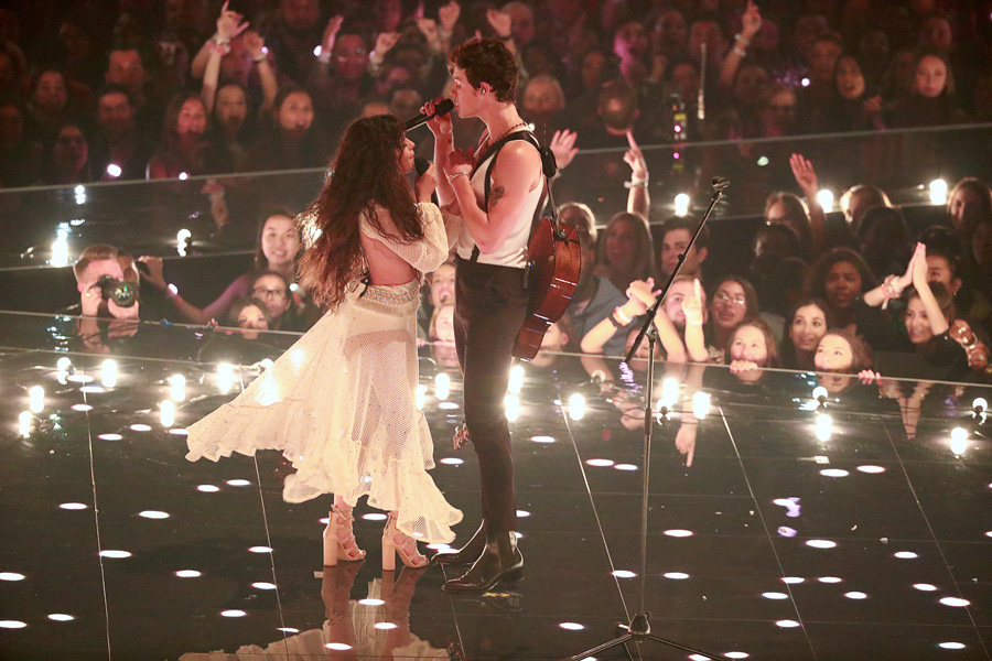 Shawn Mendes ve Camila Cabello’dan romantik performans