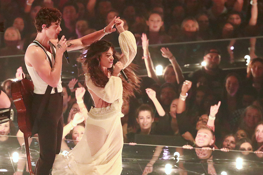 Shawn Mendes ve Camila Cabello’dan romantik performans