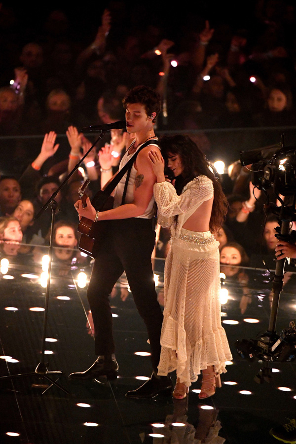 Shawn Mendes ve Camila Cabello’dan romantik performans