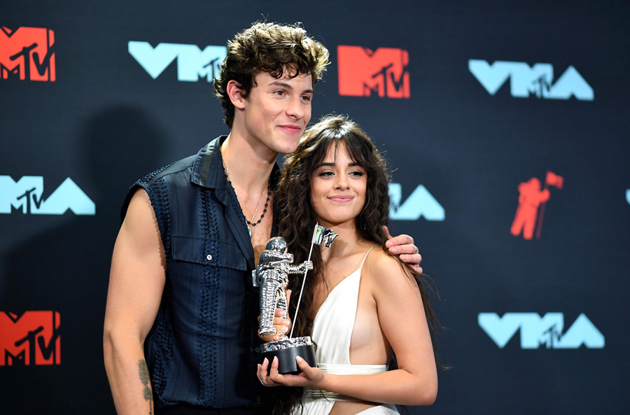 Shawn Mendes ve Camila Cabello’dan romantik performans