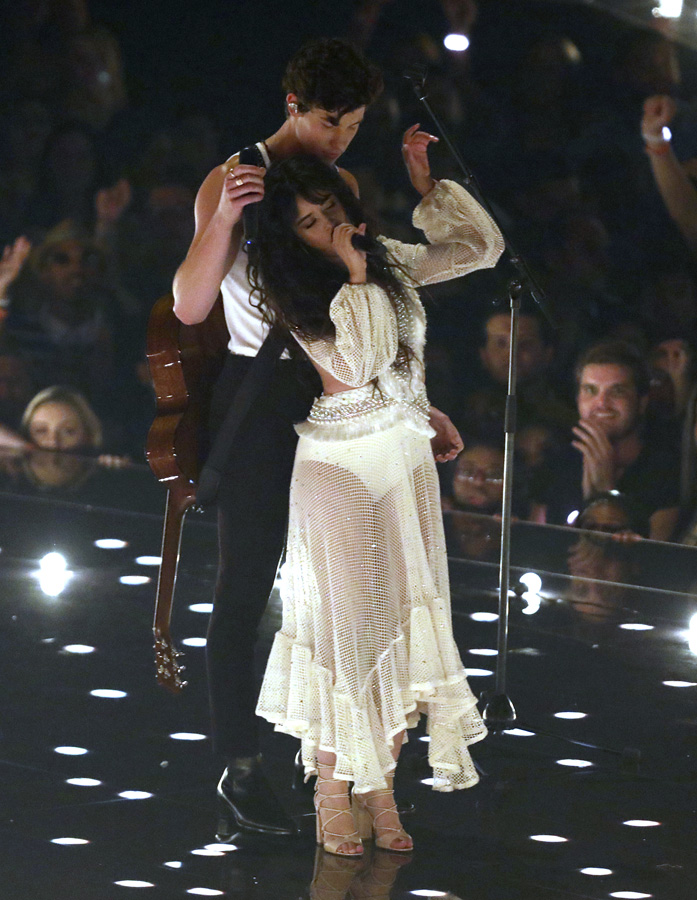 Shawn Mendes ve Camila Cabello’dan romantik performans