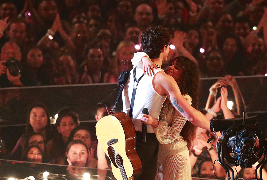 Shawn Mendes ve Camila Cabello’dan romantik performans