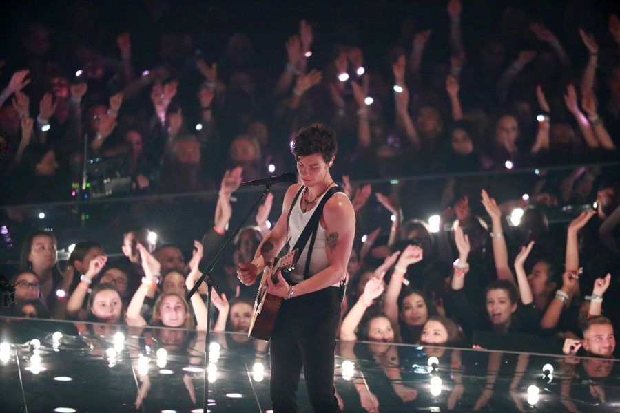 Shawn Mendes ve Camila Cabello’dan romantik performans