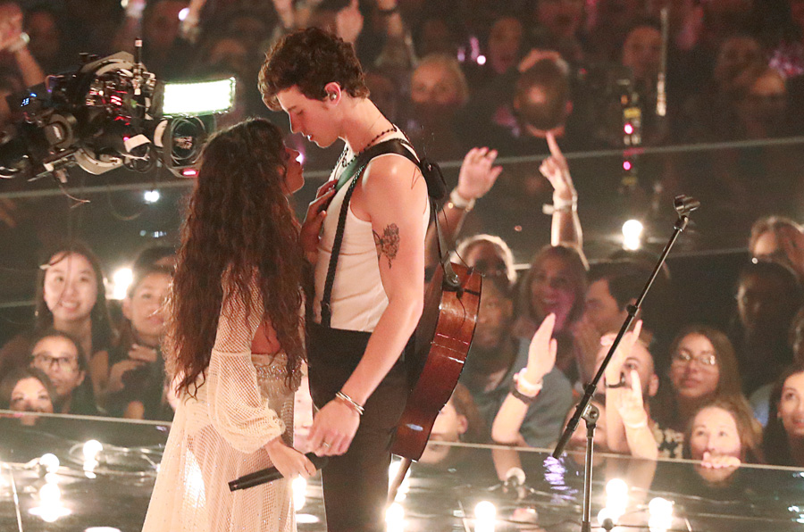 Shawn Mendes ve Camila Cabello’dan romantik performans
