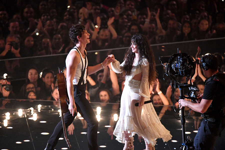 Shawn Mendes ve Camila Cabello’dan romantik performans