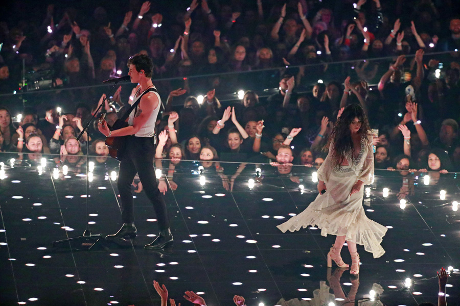 Shawn Mendes ve Camila Cabello’dan romantik performans