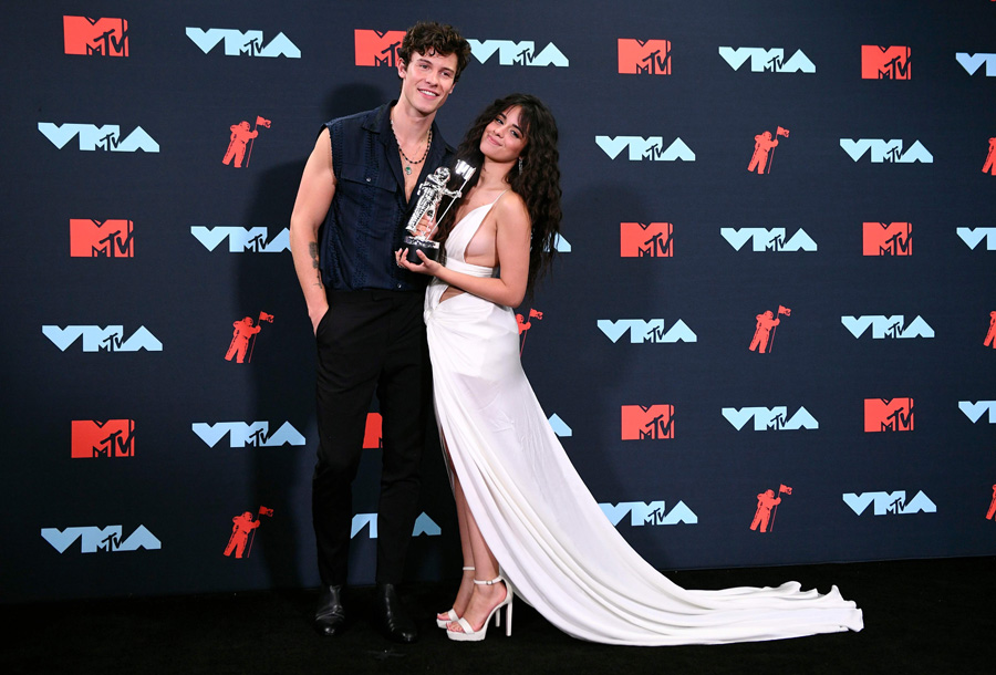 Shawn Mendes ve Camila Cabello’dan romantik performans