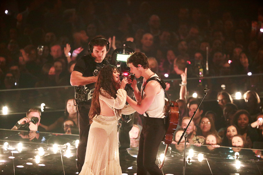Shawn Mendes ve Camila Cabello’dan romantik performans