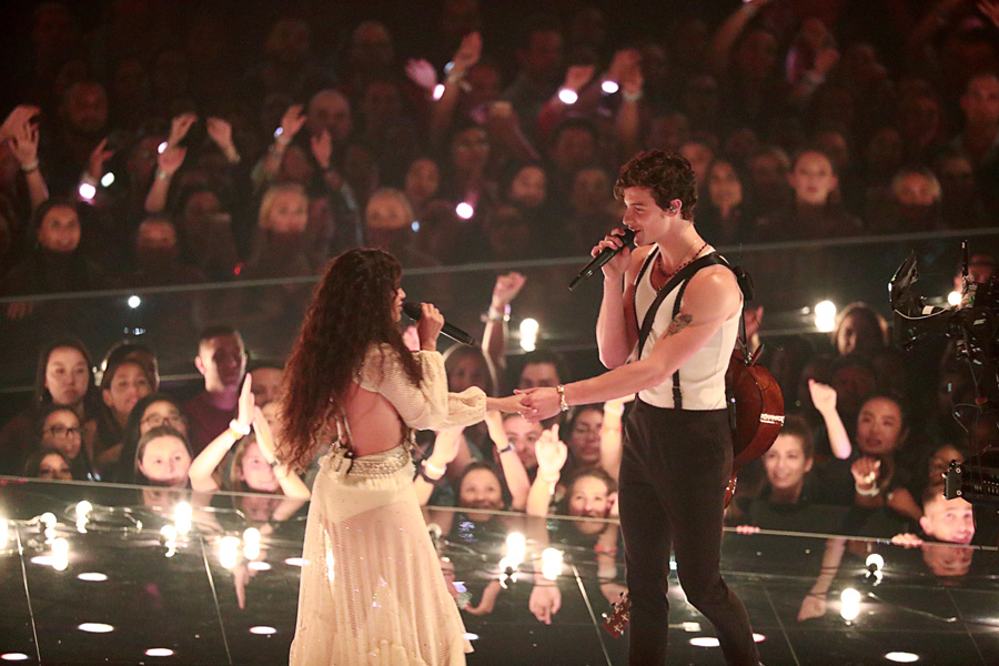 Shawn Mendes ve Camila Cabello’dan romantik performans