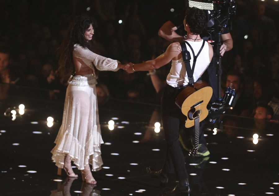 Shawn Mendes ve Camila Cabello’dan romantik performans