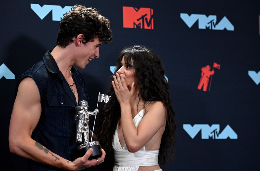 Shawn Mendes ve Camila Cabello’dan romantik performans