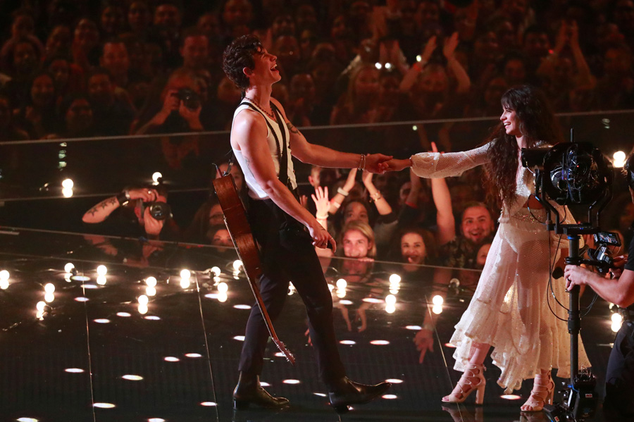 Shawn Mendes ve Camila Cabello’dan romantik performans