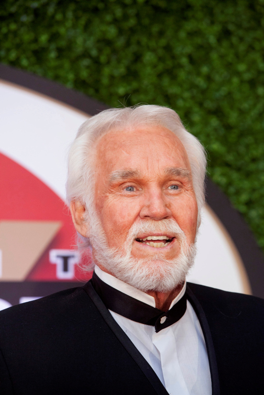 Yaşayan efsane Kenny Rogers, hayatını kaybetti!