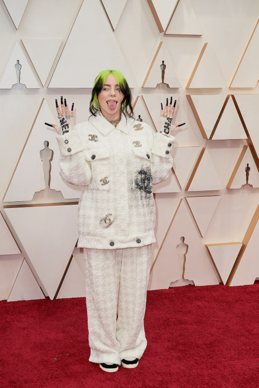 Billie Eilish Neden Hep Bol Kıyafetler Tercih Ediyor?