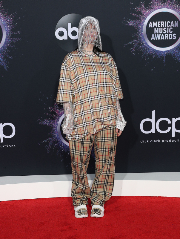 Billie Eilish Neden Hep Bol Kıyafetler Tercih Ediyor?