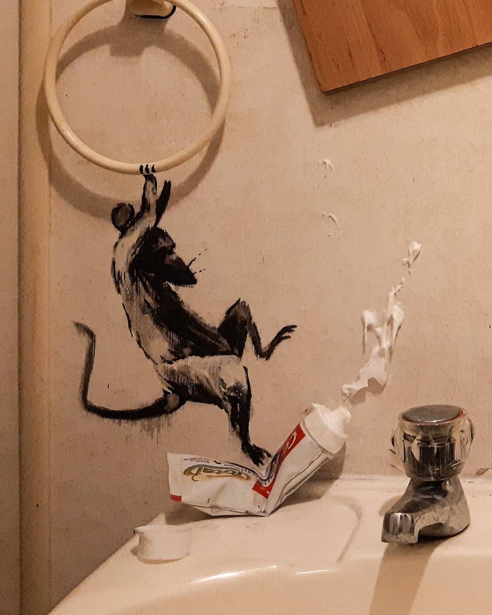 Banksy sanatını evinin duvarlarında icra ediyor