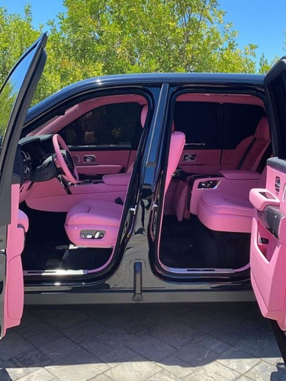 Kylie Jenner pembe Rolls Royce'una kavuştu