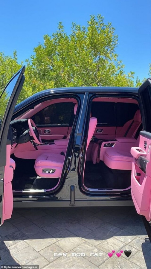 Kylie Jenner pembe Rolls Royce'una kavuştu