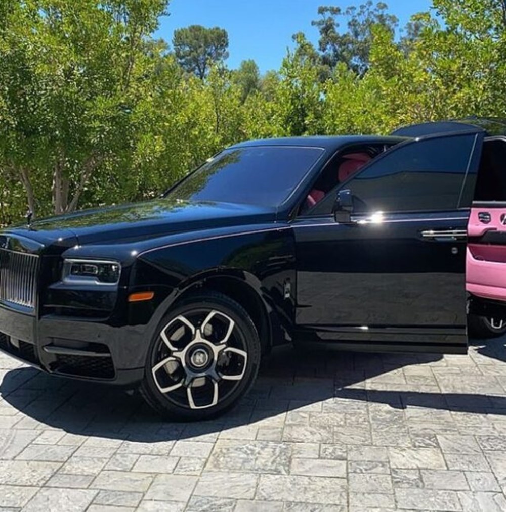 Kylie Jenner pembe Rolls Royce'una kavuştu