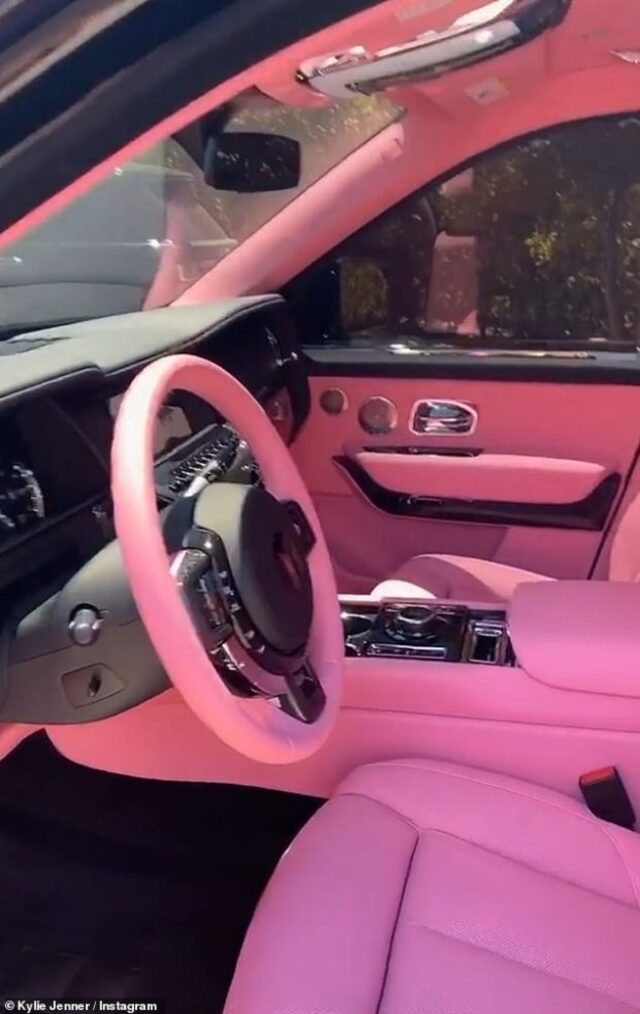 Kylie Jenner pembe Rolls Royce'una kavuştu