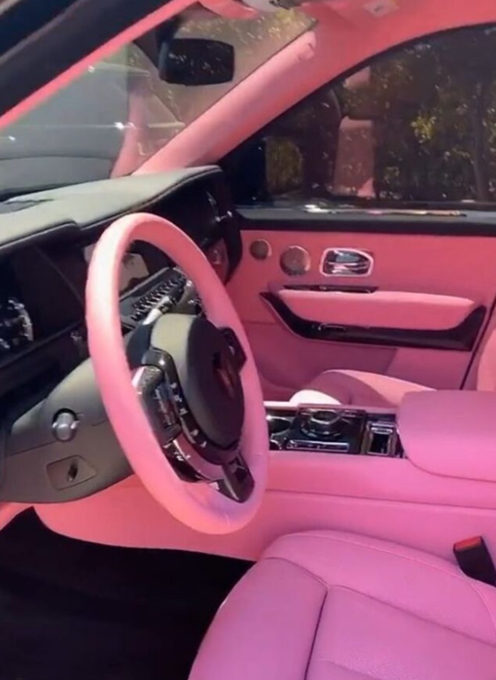 Kylie Jenner pembe Rolls Royce'una kavuştu
