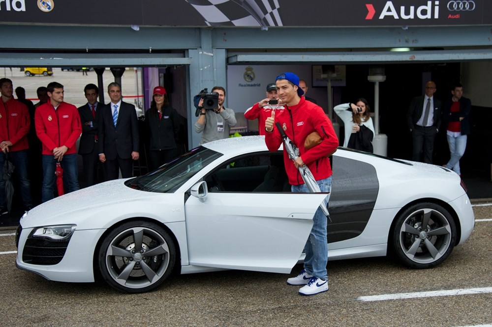 Cristiano Ronaldo dünyanın en pahalı arabasını aldı