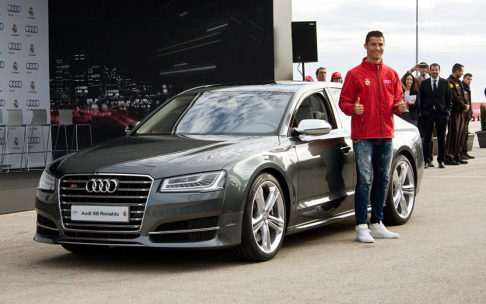 Cristiano Ronaldo dünyanın en pahalı arabasını aldı