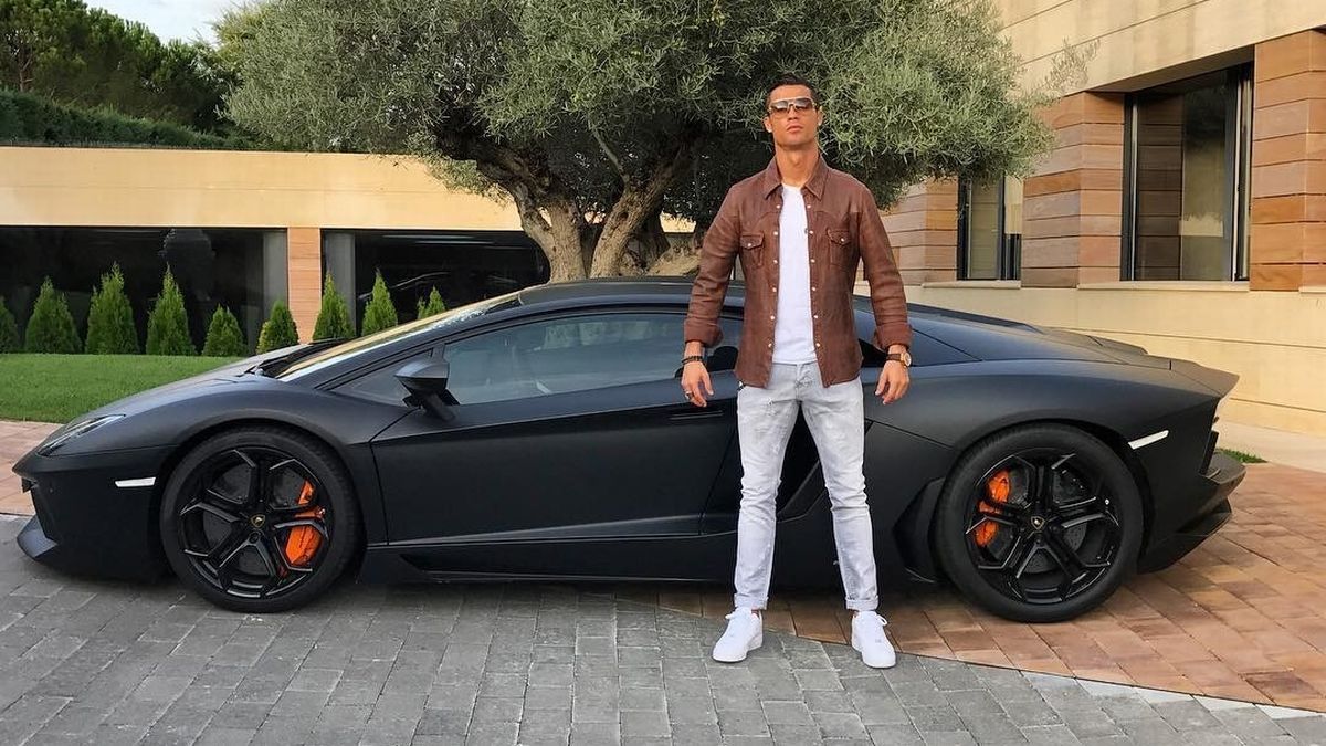 Cristiano Ronaldo dünyanın en pahalı arabasını aldı