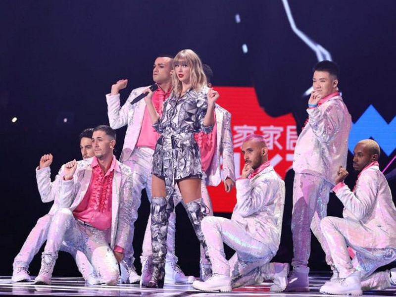 Taylor Swift Folklore albümü ile rekor kırdı