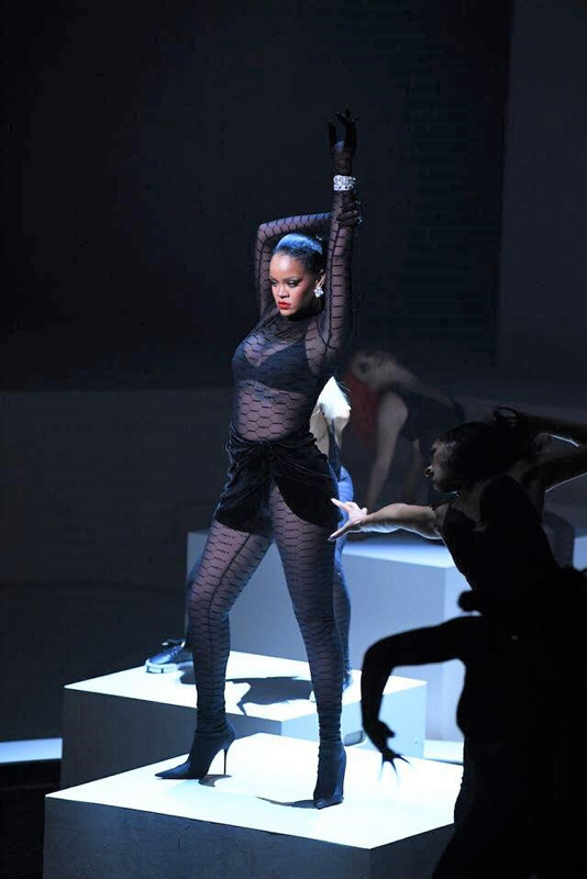 Rihanna Beyrut için bağış topluyor