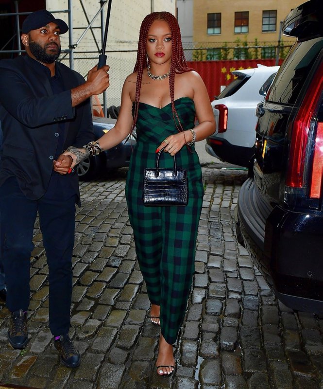 Rihanna Beyrut için bağış topluyor