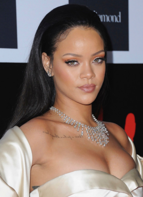 Rihanna Beyrut için bağış topluyor