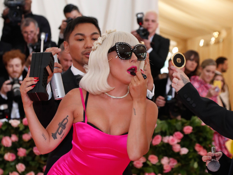 Lady Gaga MTV Video Müzik Ödülleri’ne buz dolu küvette hazırlanıyor