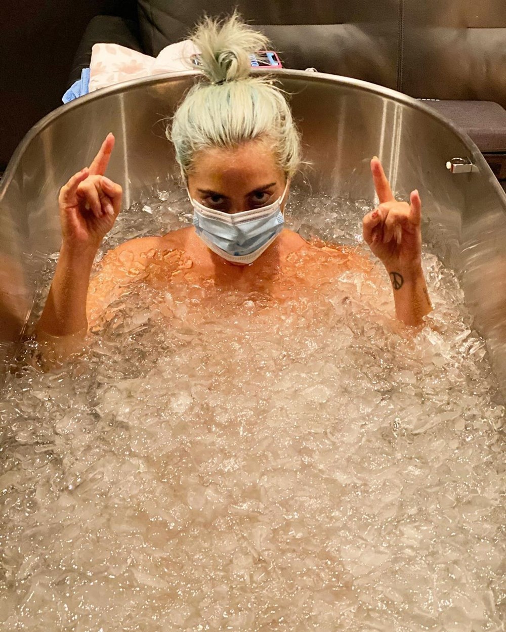 Lady Gaga MTV Video Müzik Ödülleri’ne buz dolu küvette hazırlanıyor
