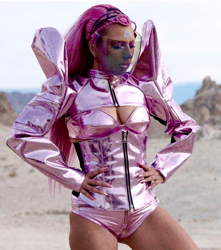 Lady Gaga MTV Video Müzik Ödülleri’ne buz dolu küvette hazırlanıyor