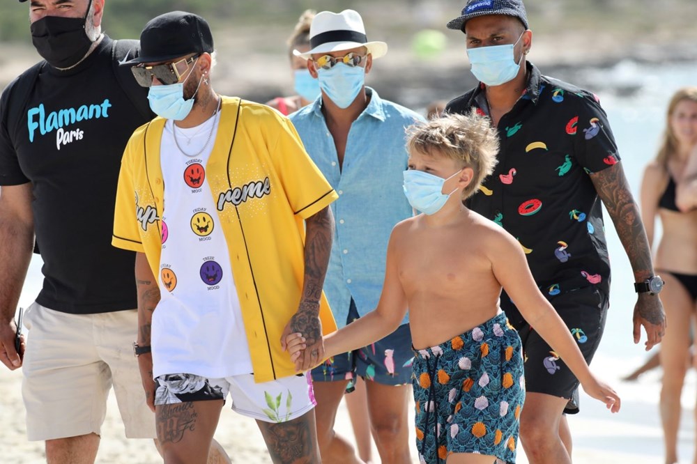 Neymar soluğu Ibiza'da aldı