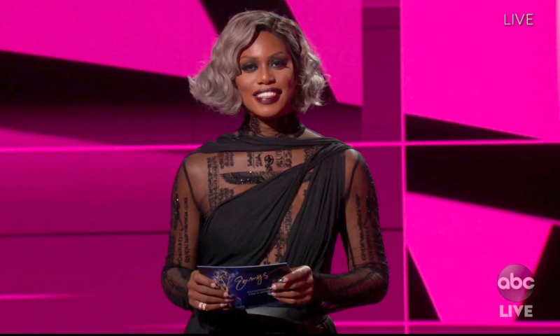 2020 Emmy Ödüllerine bulaşık eldiveni damga vurdu