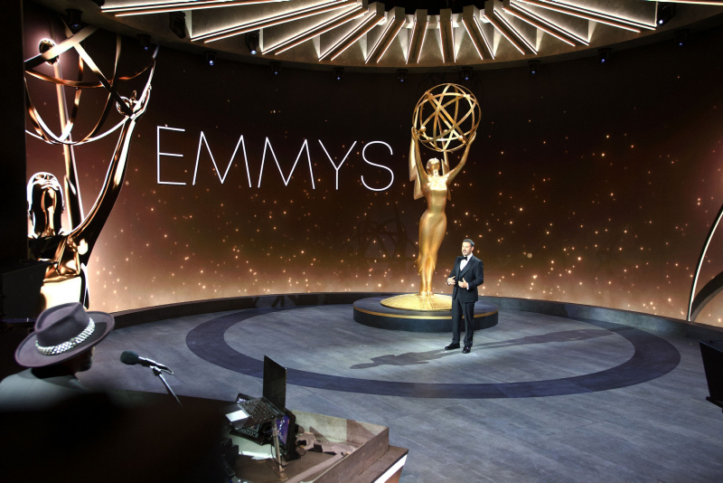 2020 Emmy Ödüllerine bulaşık eldiveni damga vurdu
