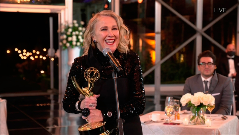 2020 Emmy Ödüllerine bulaşık eldiveni damga vurdu