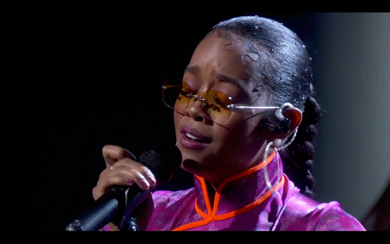 2020 Emmy Ödüllerine bulaşık eldiveni damga vurdu