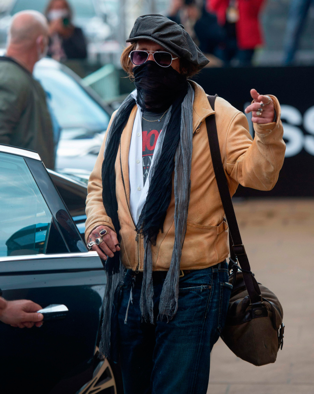 Johnny Depp: ''Kendinizi asla bir Hollywood ünlüsü olarak görmeyin''