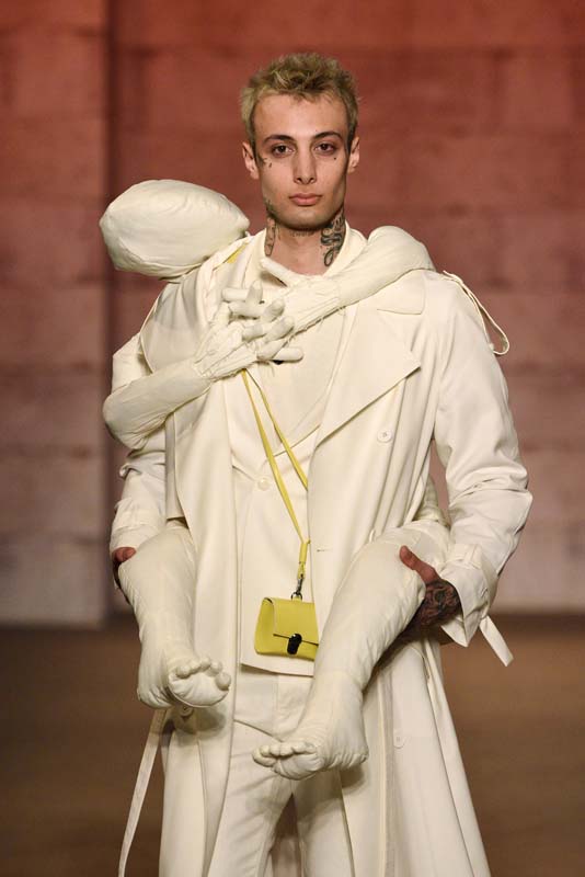 Emre Erdemoğlu A/W 21 Koleksiyonu: Beni Bağrına Bas