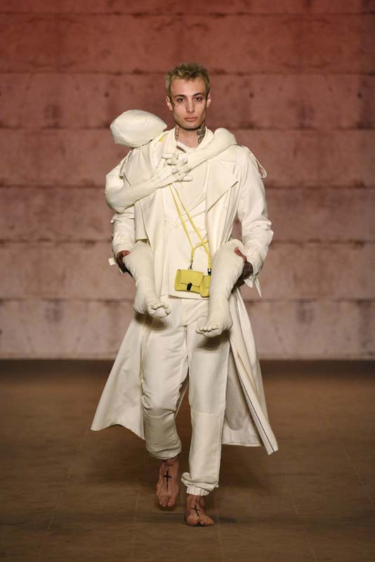 Emre Erdemoğlu A/W 21 Koleksiyonu: Beni Bağrına Bas