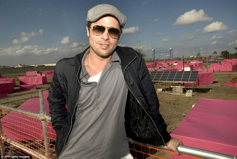 Brad Pitt ihtiyaç sahiplerine yiyecek dağıttı