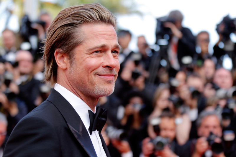 Brad Pitt ihtiyaç sahiplerine yiyecek dağıttı