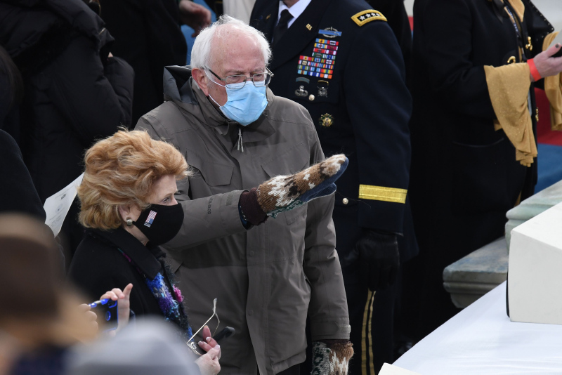 Bernie Sanders eldivenleriyle yemin törenin yıldızı oldu