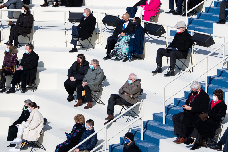 Bernie Sanders eldivenleriyle yemin törenin yıldızı oldu