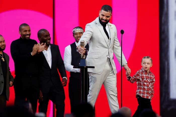 2021 Billboard Müzik Ödülleri Sahiplerini Buldu