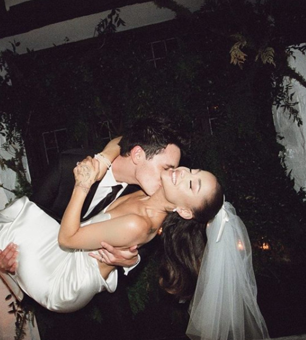 Ariana Grande düğününden fotoğrafları paylaştı