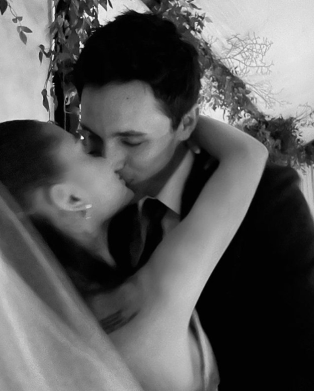 Ariana Grande düğününden fotoğrafları paylaştı